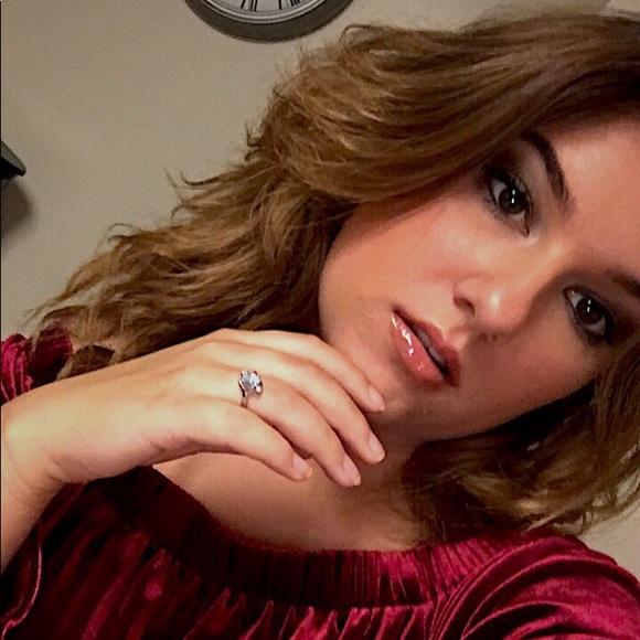 Meet your Posher, Samantha! - Picture 1 of 4